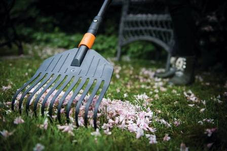 Jesienne sprzątanie ogrodu - jak ułatwić sobie sprzątanie liści